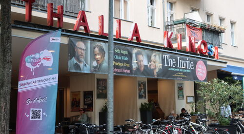 Thalia Kino von draußen, davor stehen viele Fahrräder. Links eine Beachflag der AWO von der Jugendaktionswoche.
