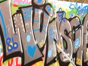 Graffiti besprühte Wand.