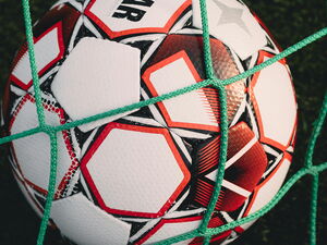 Fußball im Tornetz.