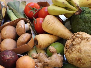 Gemüse. Tomaten, Zwiebeln, Champions, Brokkoli, Bananen.